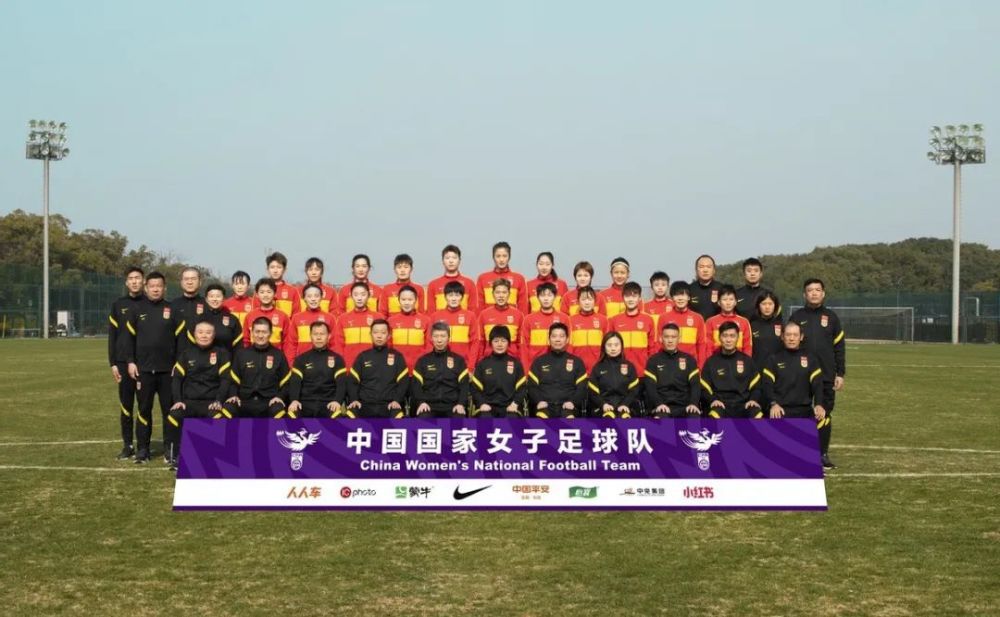 吴奇瞬间就冲到哈士奇跟前，朝着地上那一大坨狗屎，瞬间便如恶狗扑食一般，张大嘴扑了上去。